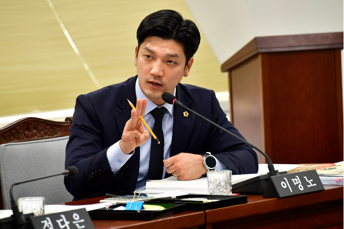 이명노 광주시의원, 행정사무 감사 질의하는 모습. 광주시의회 제공