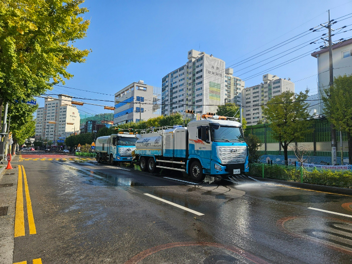 도로 물청소에 활용되고 있는 다목적 고압 살수차량. 마산회원구청 제공