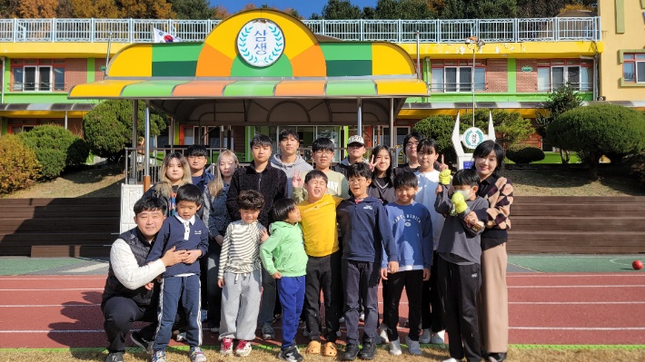 강원특별자치도교육청은 12일 지역대학생들과 함께 지역소멸 우수 대응학교 홍천 삼생초등학교를 방문했다. 강원특별자치도교육청 제공