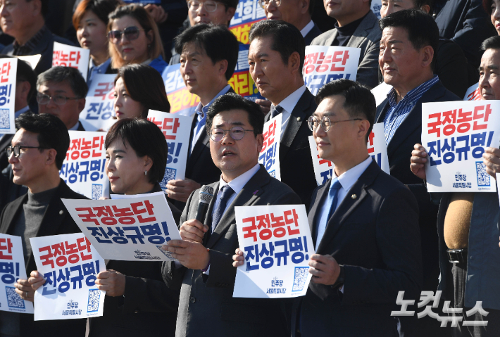 더불어민주당 박찬대 원내대표 등이 11일 오후 국회 본관 앞에서 열린 '김건희·윤석열 국정농단 규탄-특검촉구 천만인 서명운동본부 발대식' 에 참석해 발언을 하고 있다. 황진환 기자