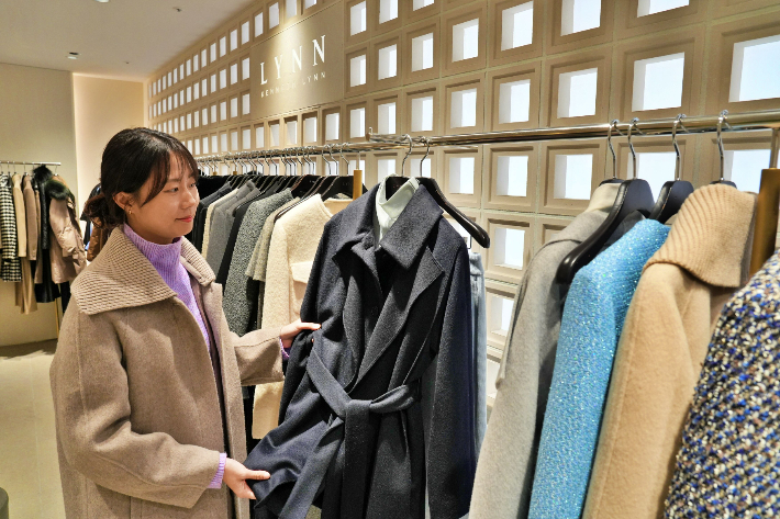 본점 4층에 위치한 '린' 매장에서 상품을 구경하는 고객. 롯데백화점 제공