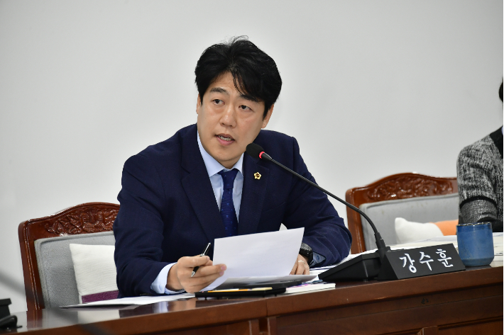 강수훈 광주시의원이 13일 감사를 재가한 광주 TP에 대한 행정사무 감사에서 성추행을 저지른 직원에 대해 늑장 장계 절차를 한 데 대해 질타했다. 광주시의회 제공