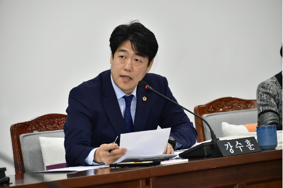 강수훈 광주시의원이 13일 감사를 재가한 광주 TP에 대한 행정사무 감사에서 성추행을 저지른 직원에 대해 늑장 장계 절차를 한 데 대해 질타했다. 광주시의회 제공