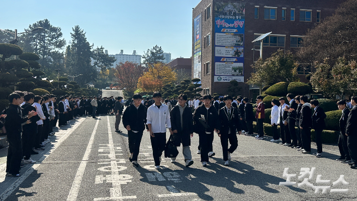 고3 수험생들이 13일 오전 광주 서구 광덕고등학교에서 1학년과 2학년 후배들의 응원을 받으며 예비소집장으로 향하고 있다. 김한영 기자