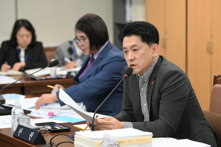 한권 제주도의원(민주당, 제주시 일도1·이도1·건입동)이 13일 제주도 예산안 심사에서 질의하고 있다. 제주도의회 제공