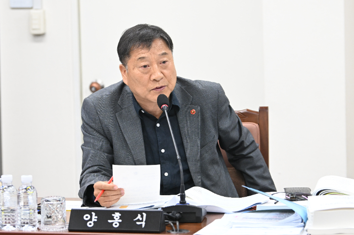 양홍식 제주도의원(민주당, 비례대표)이 13일 제주도 예산안 심사에서 질의하고 있다. 제주도의회 제공