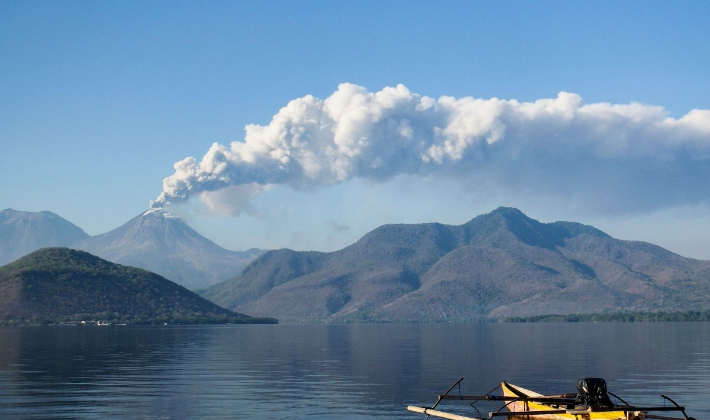 13일 동누사텡가라주 플로레스섬에 있는 르워토비 라키라키 화산이 연기를 뿜어내고 있다. 연합뉴스