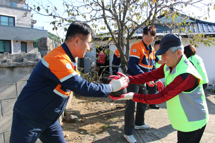 지역 취약계층 연탄을 배달하고 있는 모습. 삼척블루파워 제공