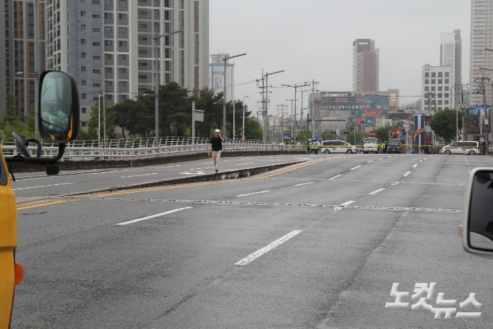 지난 7월 집중 호우로 침하 현상이 나타난 대전 유등교. 대전시 등 관계자들이 다리 아래 부분을 살펴보고 있다. 김정남 기자