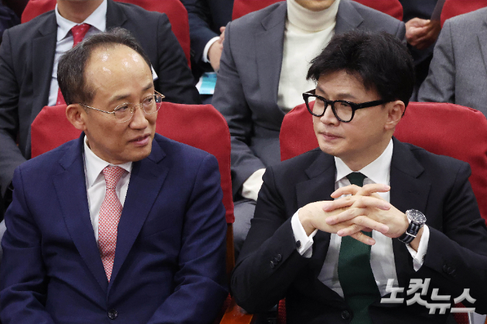 국민의힘 한동훈 대표(오른쪽)와 추경호 원내대표. 황진환 기자