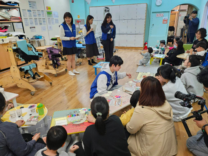 삼성바이오로직스 임직원들이 8일 인천 미추홀병원 어린이재활센터에서 어린이 환자와 보호자들을 대상으로 바이오 실험 재능 기부 봉사 활동을 하고 있다. 삼성전자 제공 