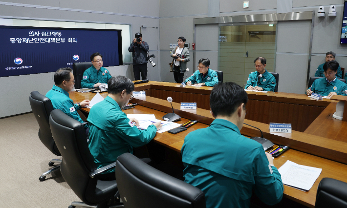 지난달 17일 오전 정부서울청사에서 의사 집단행동 중앙재난안전대책본부 회의가 진행되고 있다. 연합뉴스