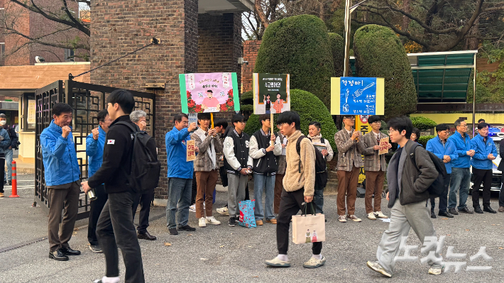 수험생들이 14일 광주 서구 광덕고등학교에 수능 시험을 보기 위해 향하고 있다. 김수진 기자