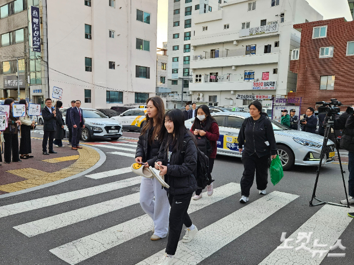 2025학년도 대학수학능력시험이 울산지역 26개 시험장에서도 일제히 시작됐다. 수험생들이 제28지구 23시험장 울산여고로 들어가고 있다. 반웅규 기자