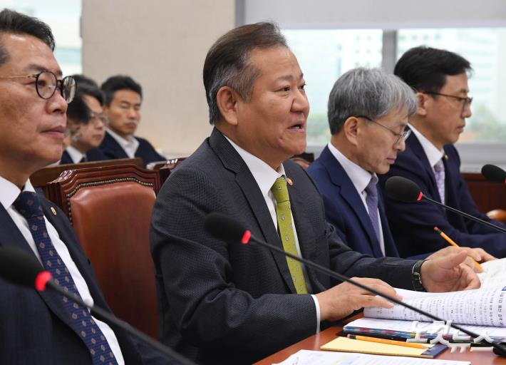 질의에 답하는 행안부 장관