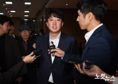 취재진 질문에 답하는 이준석