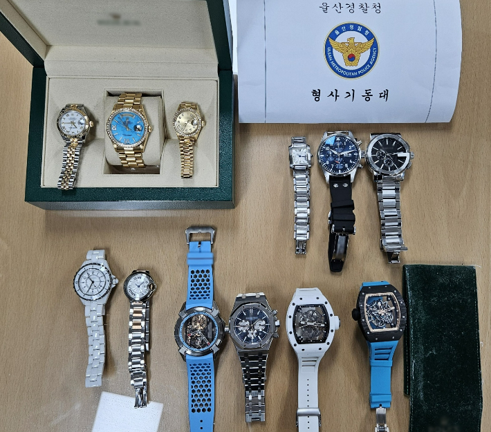 경찰이 4조 원대 도박사이트를 운영한 일당으로부터 압수한 시계. 울산경찰청 제공 