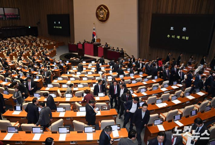 14일 오후 '김건희 특검법' 본회의 표결 불참을 선언한 국민의힘 의원들이 본회의장을 빠져나가고 있다. 황진환 기자