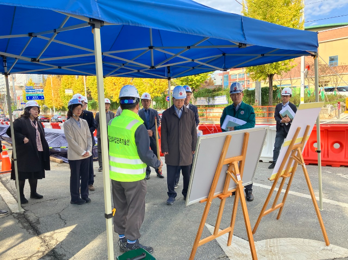 광주광역시는 14일 북구 오치초교 주변에서 '교통혼잡대응추진단 현장회의'를 열고 시민불편을 최소화하기 위한 교통혼잡 해소방안, 안전사고 예방 등 대책을 논의했다. 광주시 제공