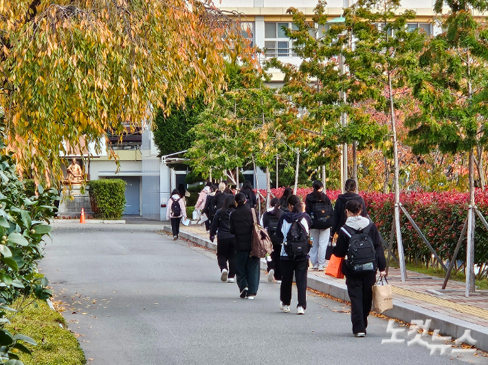 수험생들이 14일 2025학년도 대학수학능력시험 제28지구 23시험장인 울산여고로 들어가고 있다. 반웅규 기자