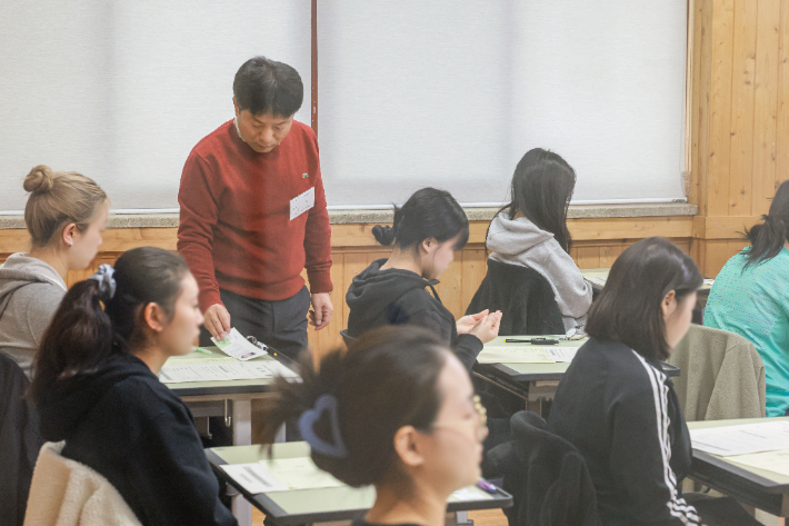 14일 오전 전주한일고에서 수험생들이 시험을 치를 준비를 하고 있다. 전북교육청 제공