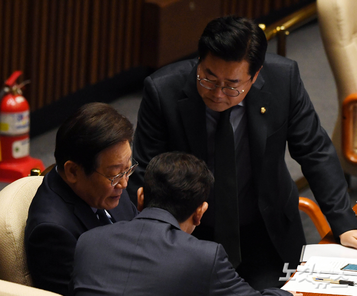 더불어민주당 이재명 대표가 14일 오후 국회 본회의에 참석해 박찬대 원내대표와 대화하고 있다. 황진환 기자