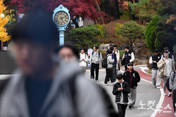 수능을 마친 수험생들이 시험장을 나오고 있다. 박종민 기자