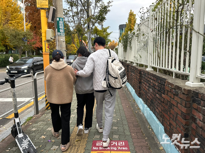 14일  대학수학능력시험이 치러진 서울 광남고등학교에서 시험이 끝난 수험생과 가족들의 모. 박인 기자