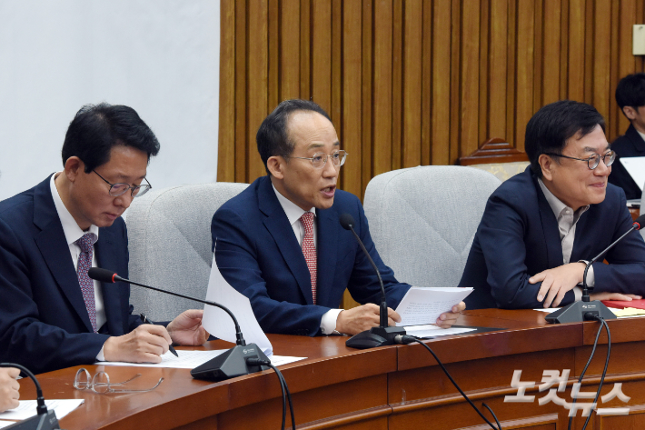 국민의힘 추경호 원내대표가 15일 서울 여의도 국회에서 열린 원내대책회의에서 발언을 하고 있다. 윤창원 기자