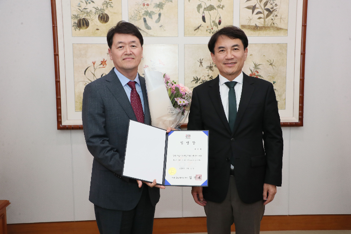 김진태 강원도지사로부터 연임 임명장을 받은 권태형 원주의료원장. 강원도 제공 