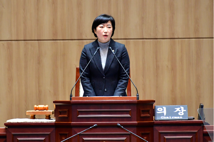 광주시의회 신수정 의장이 15일 본회의장에서 제329회 제2차 정례회 제2차 본회의 모두 발언을 통해 "부실 감사 자료 제출 등에 따른 일부 피감 기관의 행정사무 감사 파행에 대해 집행부에 늑장 억지 사과를 한 데 대해 유감을 표한다"며 작심 발언을 쏟아내고 있다. 광주시의회 제공