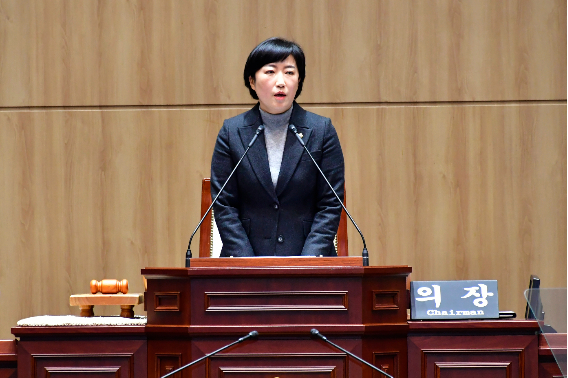 광주시의회 신수정 의장이 15일 본회의장에서 제329회 제2차 정례회 제2차 본회의 모두 발언을 통해 "부실 감사 자료 제출 등에 따른 일부 피감 기관의 행정사무 감사 파행에 대해 집행부에 늑장 억지 사과를 한 데 대해 유감을 표한다"며 작심 발언을 쏟아내고 있다. 광주시의회 제공