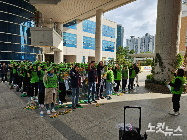 전국교육공무직본부 울산지부 조합원들과 간부 등 80여 명은 15일 울산시교육청 앞에서 5시간 유치원방과후전담사 무기한 총파업 돌입 선포식을 가졌다. 반웅규 기자