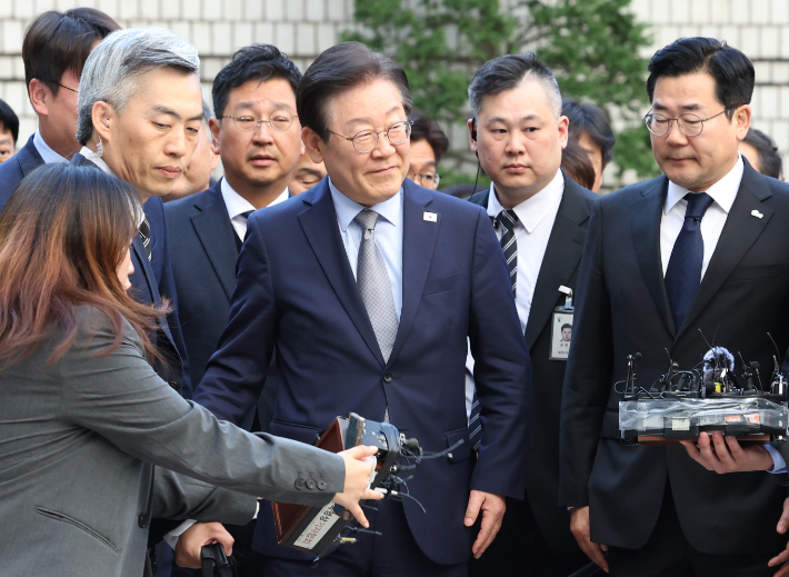 공직선거법상 허위사실 공표 혐의를 받는 더불어민주당 이재명 대표가 15일 오후 서울 서초구 서울중앙지법에서 열린 1심 선고공판에 출석하고 있다. 연합뉴스 