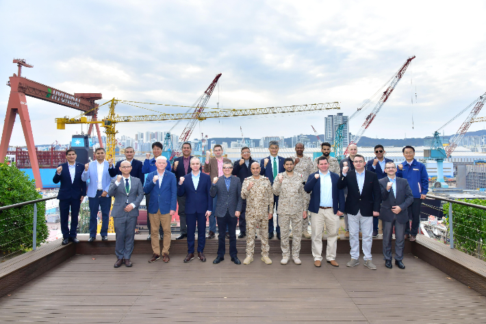 폴란드, 사우디아라비아, 페루 해군 등 잠수함 전문가 그룹이 지난 15일 HD현대중공업을 방문해 기념사진을 촬영하고 있다. HD현대중공업 제공 