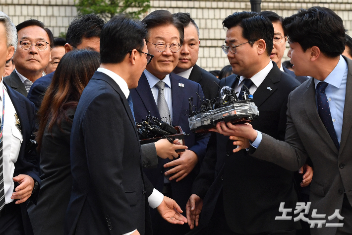 이재명 더불어민주당 대표가 15일 오후 서울 서초구 서울중앙지방법원에서 열리는 '공직선거법 위반' 1심 선고 공판에 출석하기 위해 법정으로 향하고 있다. 이날 서울중앙지법 형사합의34부(한성진 부장판사)는 이 대표의 공직선거법 위반 혐의 사건에 대한 1심 선고 공판에서 이 대표에게 징역 1년에 집행유예 2년을 선고했다. 류영주 기자