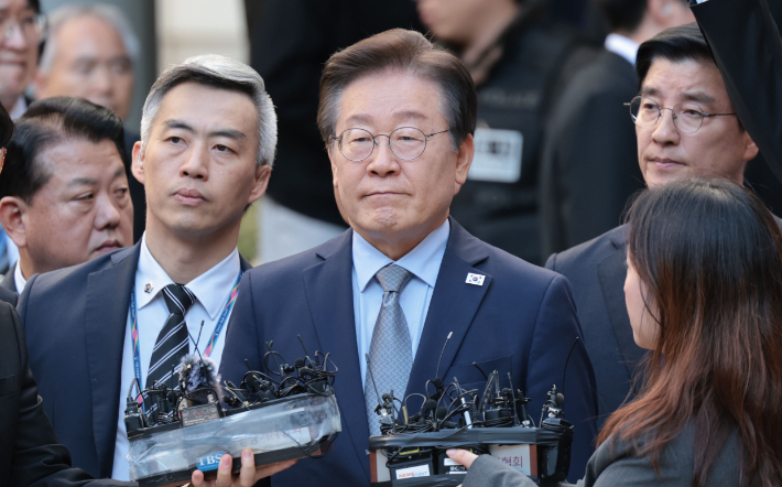 더불어민주당 이재명 대표가 15일 오후 서울 서초구 서울중앙지법에서 열린 공직선거법 위반 혐의 관련 1심 선고 공판을 마친 뒤 취재진 질문에 답하고 있다. 연합뉴스