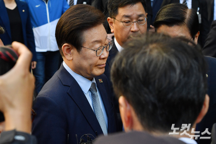 이재명 더불어민주당 대표가 15일 오후 서울 서초구 서울중앙지방법원에서 열린 '공직선거법 위반' 1심 선고 공판에서 징역 1년에 집행유예 2년을 선고 받은 뒤 법정을 나서고 있다. 류영주 기자