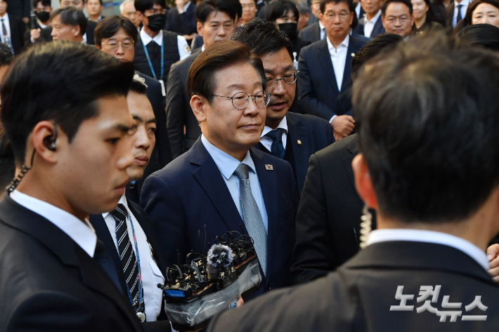 이재명 더불어민주당 대표가 15일 오후 서울 서초구 서울중앙지방법원에서 열린 '공직선거법 위반' 1심 선고 공판에서 징역 1년에 집행유예 2년을 선고 받은 뒤 법정을 나서고 있다. 류영주 기자