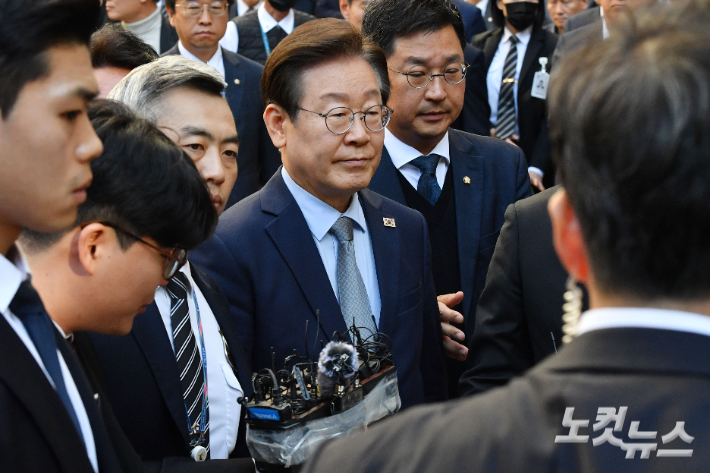 이재명 더불어민주당 대표가 15일 오후 서울 서초구 서울중앙지방법원에서 열린 '공직선거법 위반' 1심 선고 공판에서 징역 1년에 집행유예 2년을 선고 받은 뒤 법정을 나서고 있다. 류영주 기자