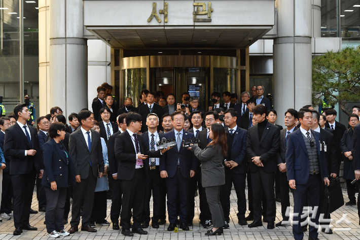 이재명 더불어민주당 대표가 15일 오후 서울 서초구 서울중앙지방법원에서 열린 '공직선거법 위반' 1심 선고 공판에서 징역 1년에 집행유예 2년을 선고 받은 뒤 법정을 나서고 있다. 류영주 기자