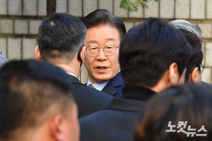 이재명 더불어민주당 대표가 15일 오후 서울 서초구 서울중앙지방법원에서 열린 '공직선거법 위반' 1심 선고 공판에서 징역 1년에 집행유예 2년을 선고 받은 뒤 법정을 나서고 있다. 류영주 기자