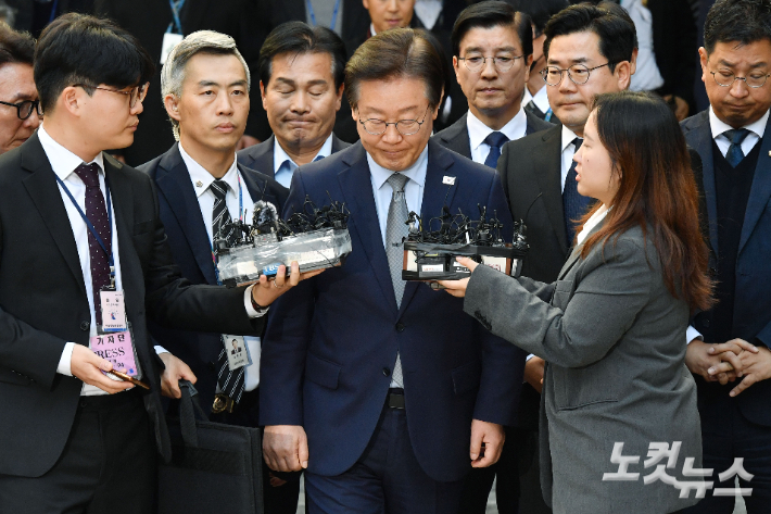 이재명 더불어민주당 대표가 15일 오후 서울 서초구 서울중앙지방법원에서 열린 '공직선거법 위반' 1심 선고 공판에서 징역 1년에 집행유예 2년을 선고 받은 뒤 법정을 나서고 있다. 류영주 기자