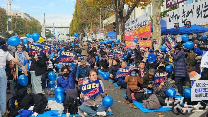 15일 오전 서울중앙지검 앞에 모인 이재명 대표 지지자들. 나채영 기자