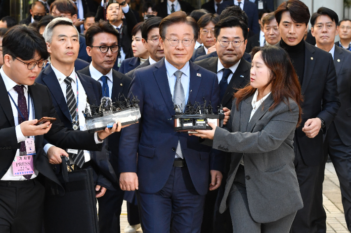 이재명 더불어민주당 대표가 15일 오후 서울 서초구 서울중앙지방법원에서 열린 '공직선거법 위반' 1심 선고 공판에서 징역 1년에 집행유예 2년을 선고 받은 뒤 법정을 나서고 있다. 류영주 기자