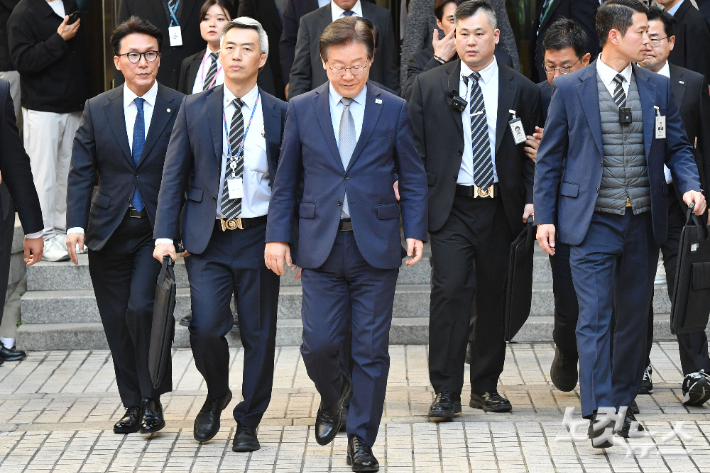 이재명 더불어민주당 대표가 15일 오후 서울 서초구 서울중앙지방법원에서 열린 '공직선거법 위반' 1심 선고 공판에서 징역 1년에 집행유예 2년을 선고 받은 뒤 법정을 나서고 있다. 류영주 기자