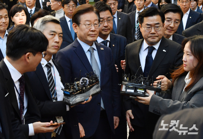 이재명 더불어민주당 대표가 15일 오후 서울 서초구 서울중앙지방법원에서 열린 '공직선거법 위반' 1심 선고 공판에서 징역 1년에 집행유예 2년을 선고 받은 뒤 법정을 나서고 있다. 류영주 기자