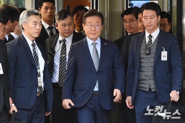 이재명 더불어민주당 대표가 15일 오후 서울 서초구 서울중앙지방법원에서 열린 '공직선거법 위반' 1심 선고 공판에서 징역 1년에 집행유예 2년을 선고 받은 뒤 법정을 나서고 있다. 류영주 기자