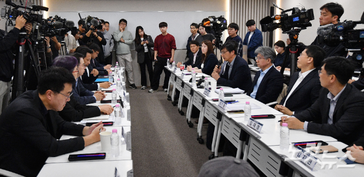 지난 4일 오후 서울 중구 대한상공회의소 위조인스에서 열린 배달플랫폼-입점업체 상생협의체 제10차 회의에서 함윤식 배달의 민족 부사장이 모두발언을 하고 있다. 연합뉴스