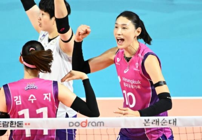 흥국생명 김연경(오른쪽)이 15일 도로공사와 홈 경기에서 득점한 뒤 기뼈하고 있다. 한국배구연맹